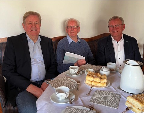 Gratulieren Hermann Ahrens (Mitte): Heino Hildebrand (r.), erster Vorsitzender der CDU Weyhe, und Mitgliederbeauftragter Kurt Meyer.  CDU